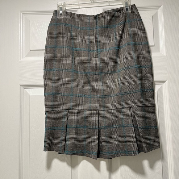 Gray checkered pencil skirt, size 6 ;  studs and zipper in the back, gently used - Picture 2 of 6